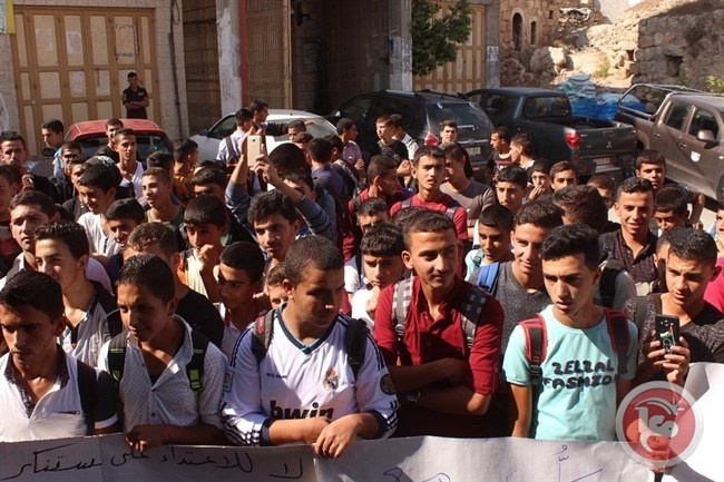 وقفة احتجاجية أمام بلدية يطا لاستنكار الاعتداء على معلم مدرسة