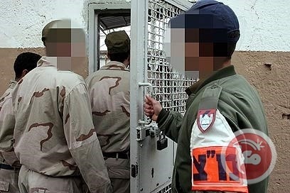 الجيش الاسرائيلي يترك عشرات الجنود بالعراء بسبب ازدحام المعتقلات