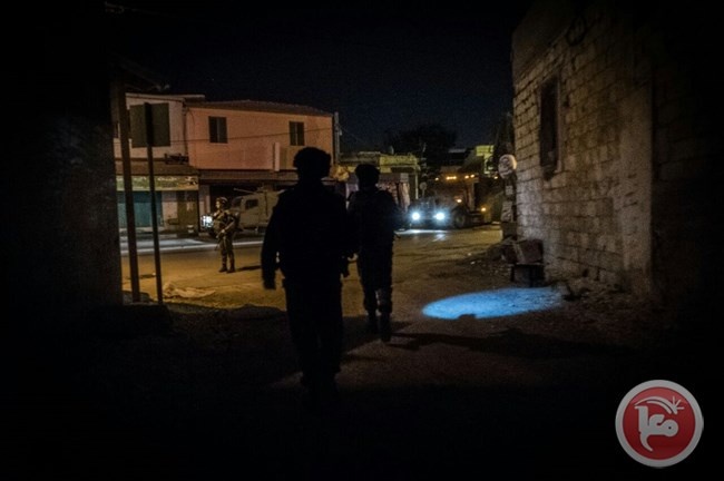 اعتقال فلسطيني بحجة حيازة اسلحة وقنابل يدوية