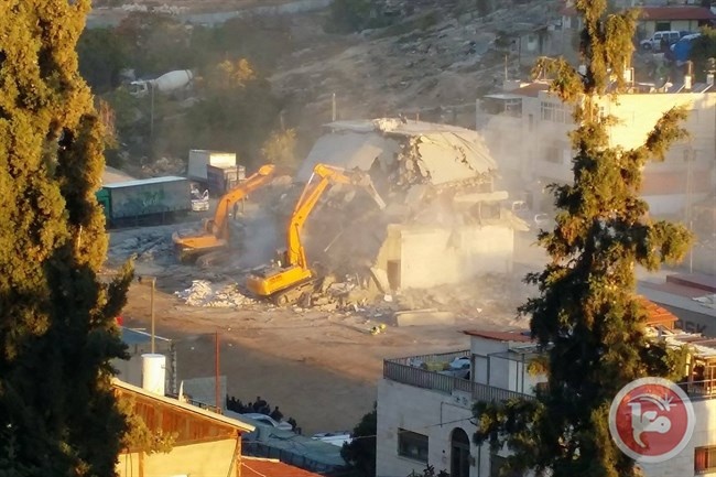 فيديو- الاحتلال يهدم منزلا وبناية في قرية العيسوية