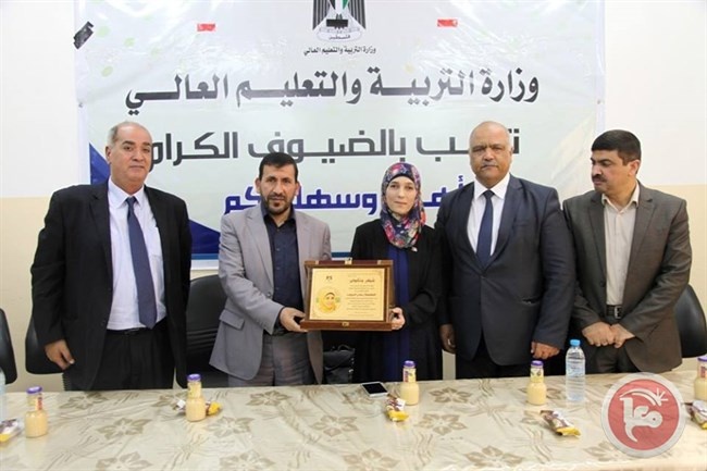 التعليم بغزة تكرم المعلمة حنان الحروب