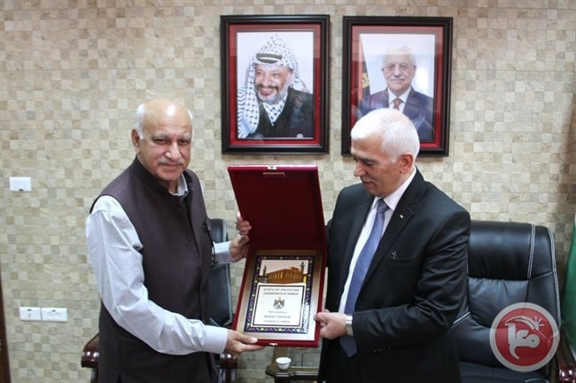 وزير الدولة الهندي للشؤون الخارجية يزور الخليل