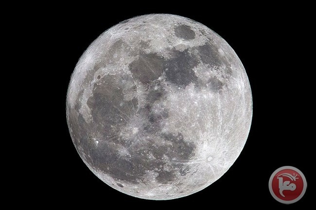 ما الآثار المترتبة على انكماش القمر؟