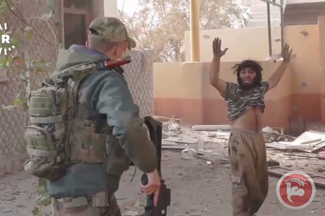 فيديو- لحظة القبض على داعشي شمال الموصل
