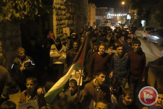 مسيرة في بيت امر للمطالبة باسترجاع جثماين الشهداء