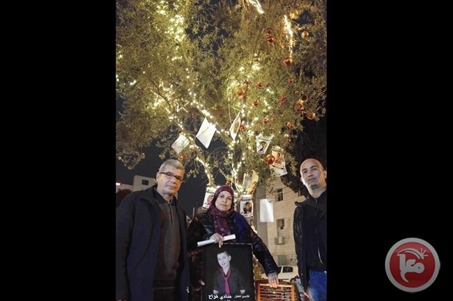 هيئة الأسرى تضيء شجرة الحرية في بيت جالا