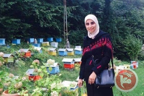 &lt;div&gt;صورة وتعليق: &lt;/div&gt;الفلسطينية عبير القنيبي.. من أفضل 50 معلما في العالم