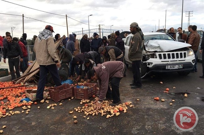 اصابة مواطن بحادث تصادم مركبة مع عربة لبيع الخضورات وسط غزة