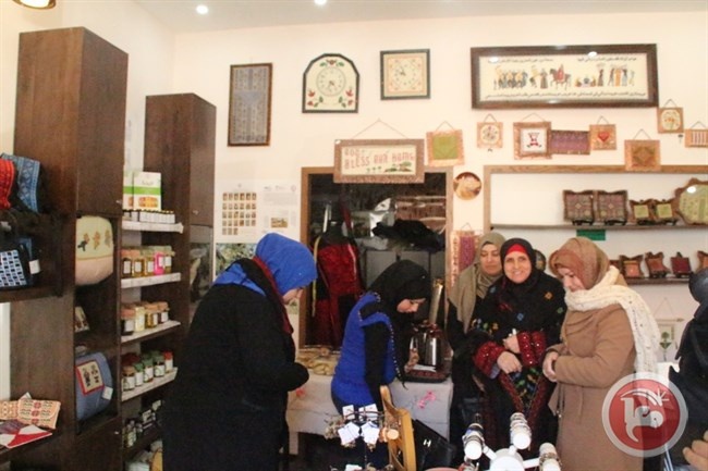 &quot;المرأة العاملة&quot; تفتتح معرض ألوان انتاجية نسوية في رام الله