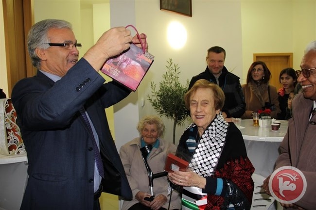 السفارة تكرم أكبر متضامنة تشيكية مع فلسطين