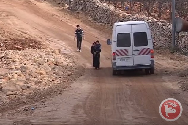 أهالي حي الراموز في حلحول يشكون من تأخر البلدية في تعبيد الطريق