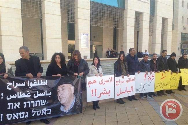 العشرات يتظاهرون دعما لباسل غطاس