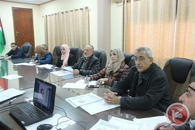 بلدية قلقيلية تجتمع بلجنة متابعة وتقييم أداء البلدية