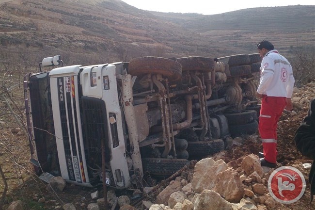 إصابة مواطنين بانقلاب شاحنة طاردتها شرطة الاحتلال