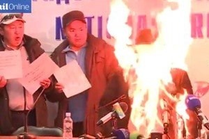 فيديو- رئيس اتحاد التجارة المنغولي يضرم النار في نفسه