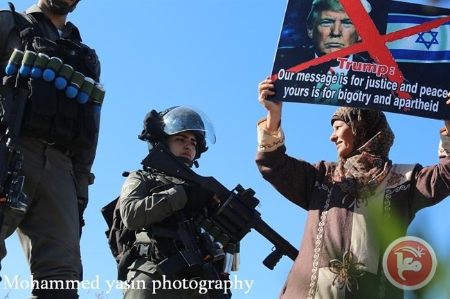 الاحتلال يقمع مسيرة بلعين المنددة بنية نقل السفارة الأمريكية للقدس