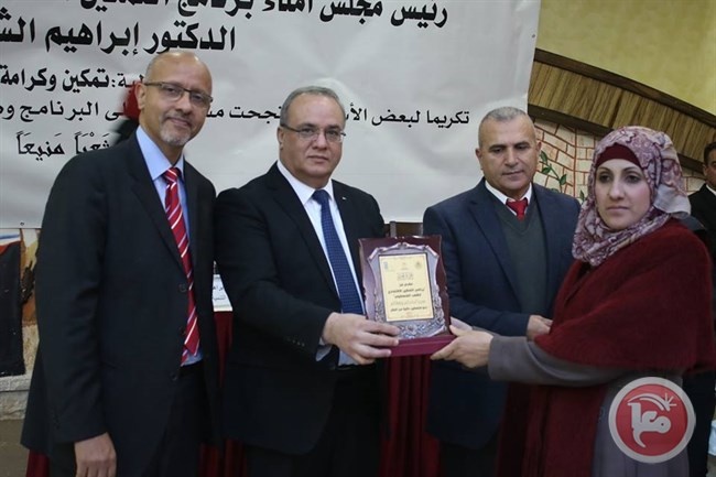 الشاعر يكرم 50 عائلة نجحت بالخروج من الفقر