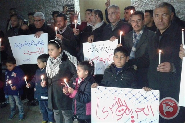 اضاءة الشموع في غزة تضامنا مع الاسرى