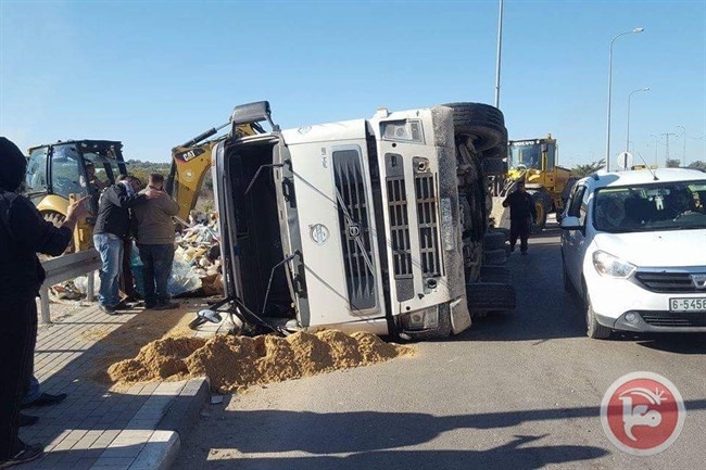 اصابة مواطنين في انقلاب مركبة نفايات بقلقيلية