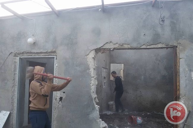 عائلة مقدسية في سلوان تهدم منزلها بقرار من بلدية الاحتلال