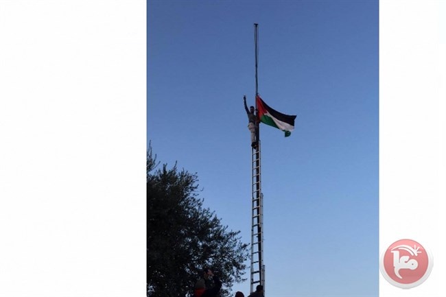 &lt;div&gt;صورة وتعليق: &lt;/div&gt;نشطاء يرفعون علم فلسطين بتل الرميدة المستهدفة من قبل المستوطنين