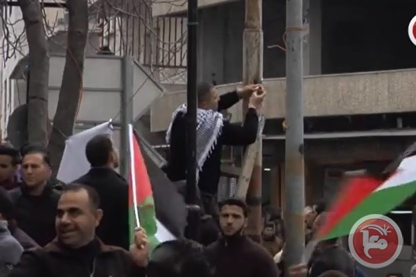 .. حملة &quot;فككوا الجيتو&quot; ترفع العلم الفلسطيني أمام شارع الشهداء