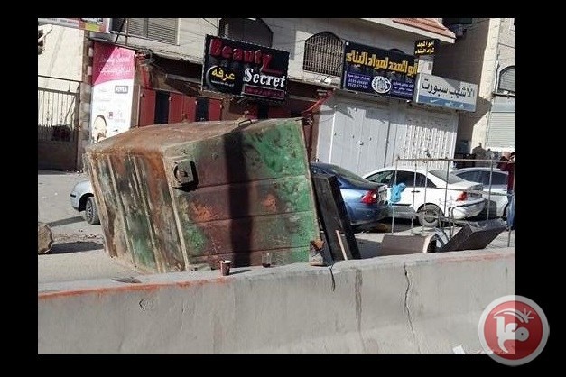 شباب قلنديا يغلقون شارع رام الله القدس
