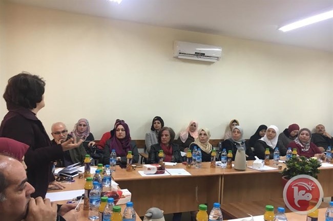 &quot;مدرسة الأمهات&quot; تناقش الخطة الإستراتيجية لقطاع التعليم