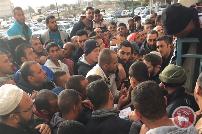 المئات من رهط في &quot;سلطة الاسكان&quot; من اجل السكن