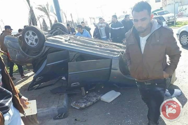 4 اصابات بانقلاب سيارة وسط القطاع