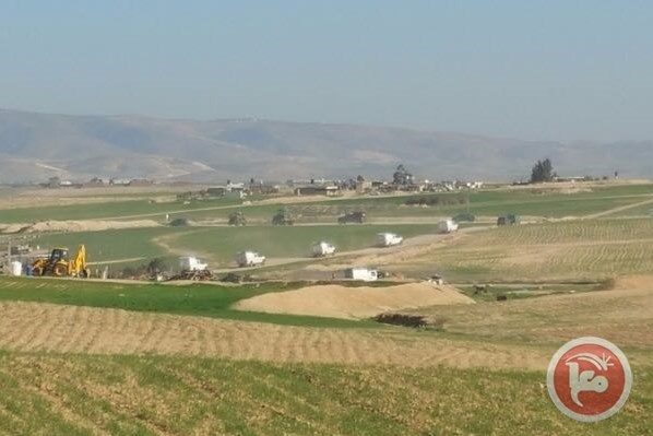 الجرافات الاسرائيلية تبيد المحاصيل قرب وادي النعم