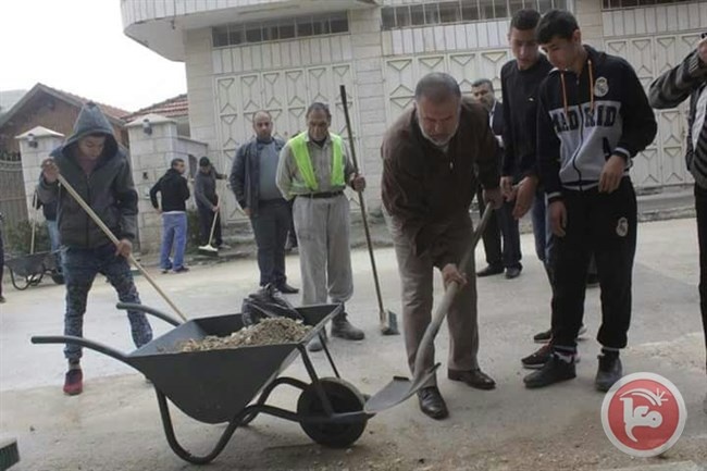 بلدية قلقيلية تنفذ يوم عمل تطوعي للنظافة