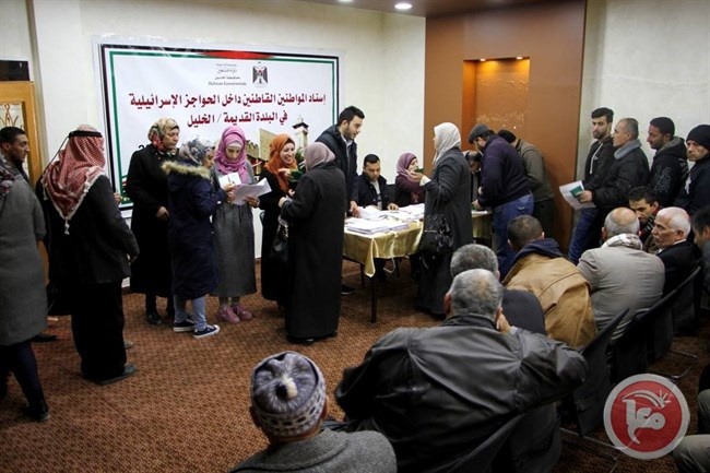 حميد يسلم المكرمة المالية الرابعة لعائلات داخل حواجز الاحتلال