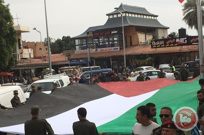 أريحا ترفع سارية العلم الفلسطيني وسط المدينة