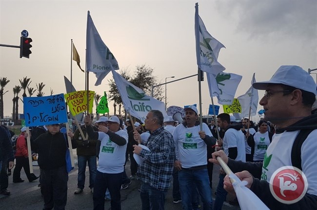 ديمونا: عمال حيفا خيميكاليم يتظاهرون ضد نية اقالتهم