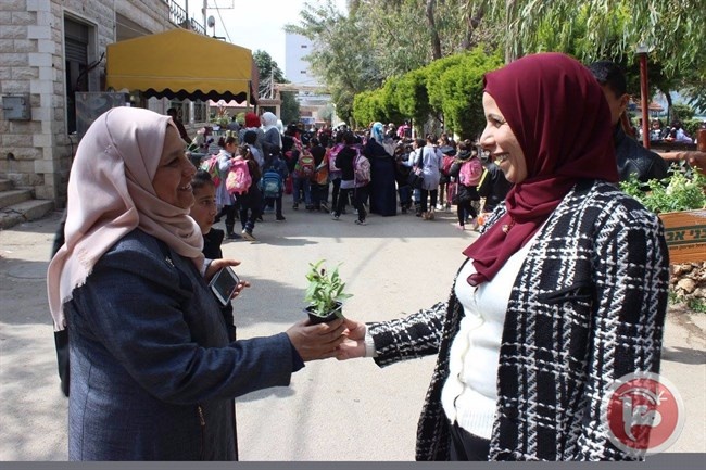 بلدية قلقيلية توزع الورود على زوار حديقة الحيوانات بمناسبة عيد الام