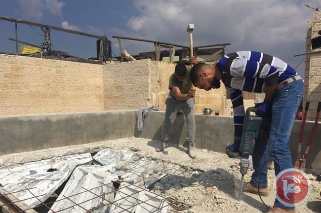 بلدية الاحتلال تجبر مواطنا على هدم سقف منزله