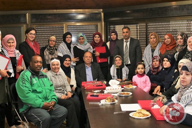 الحسيني يكرم امهات الاسرى المقدسيات وموظفات المحافظة