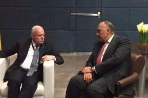 المالكي يبحث أعمال القمة مع نظيره المصري