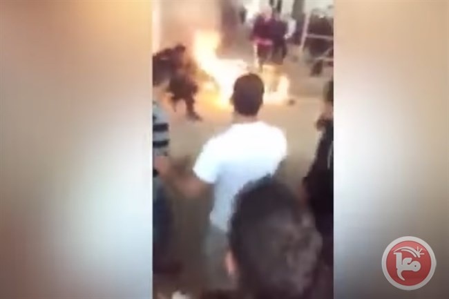 بالفيديو- لاجئ سوري يحرق نفسه في اليونان