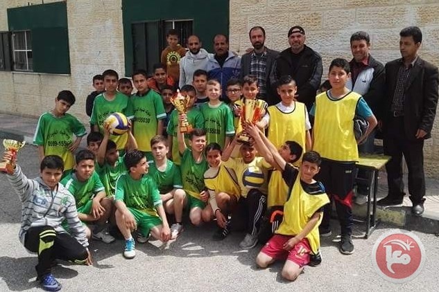 فقوعة تحصد كأس المركز الاول في بطولة كرة الطائرة المدرسية