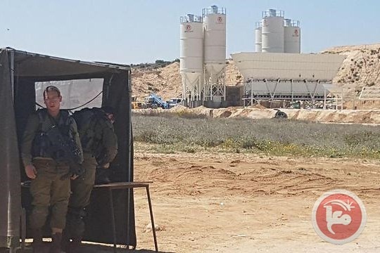 بالصور- مصنع باطون على حدود غزة لتسريع بناء الجدار