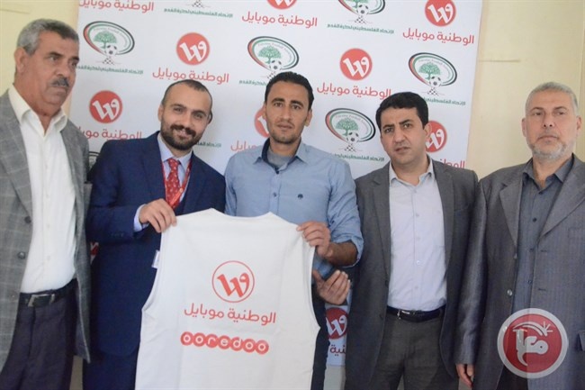 غزة : اتحاد الكرة ورابطة الصحفيين يوزعان سترات للمصورين الرياضيين