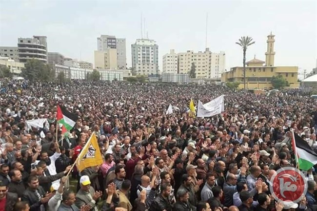 غزة- مظاهرة حاشدة ضد قرار خصم الرواتب