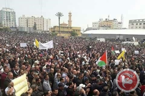 عشرات آلاف الموظفين يتظاهرون في غزة ضد قرار خصم الرواتب