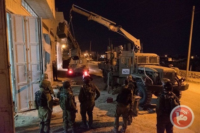 الاحتلال يعتقل 7 مواطنين ويغلق مخرطة في الخليل