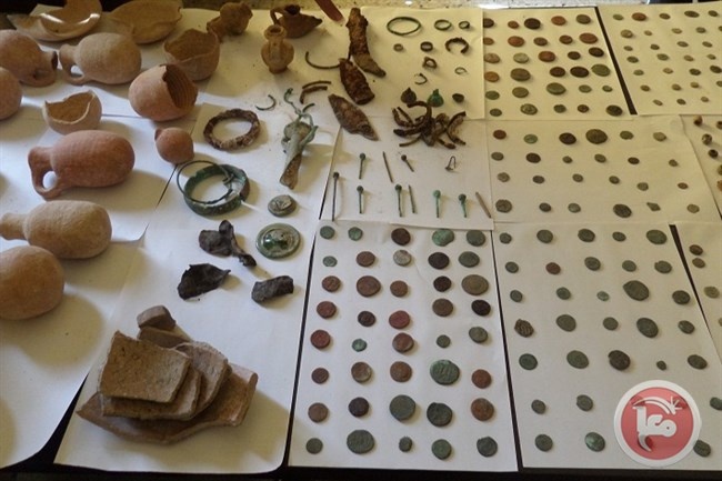 ضبط 300 قطعة أثرية بحوزة تاجر في الخليل