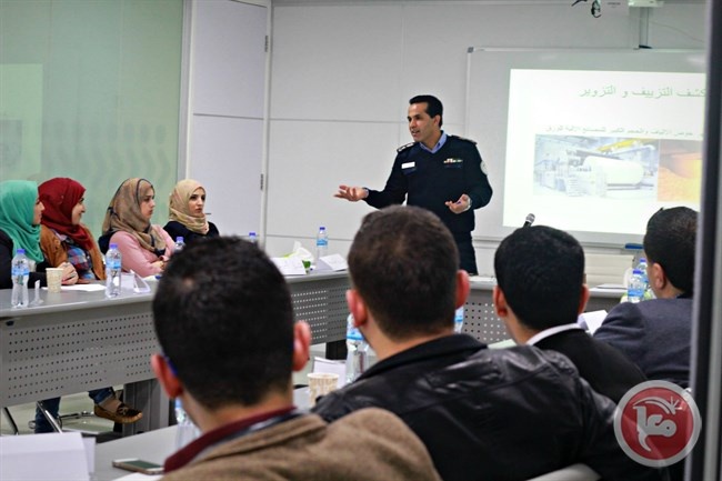 الإسلامي الفلسطيني يعقد دورات تدريبية لموظفيه