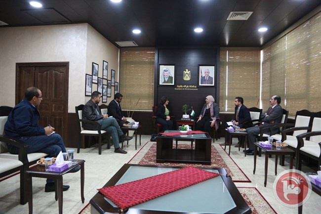 د.غنام تطلع مديرة مؤسسة ألمانية على معاناة شعبنا