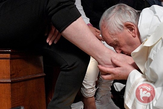 فيديو- بابا الفاتيكان يقبّل اقدام سجناء المافيا
